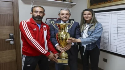 Dünya şampiyonu boksör Hatice Akbaş, Eyüp Gözgeç’i ziyaret etti