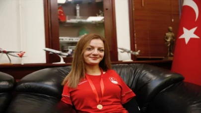 Dünya şampiyonu yüzücü Sümeyye Boyacı için Eskişehir’de karşılama töreni düzenlendi