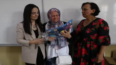 İstanbul’da trafik kazasında ölen ilkokul öğrencisinin karnesi annesine verildi