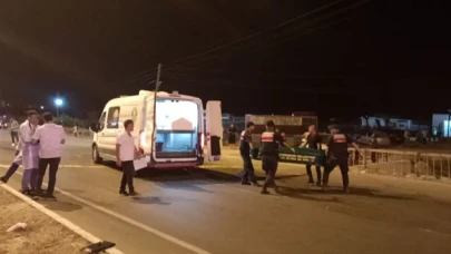 Mersin’de kamyonla çarpışan motosikletteki kadın ile kızı öldü, kocası yaralandı