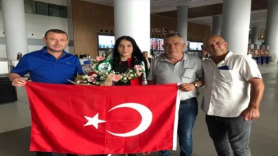 Avrupa ikincisi milli güreşçi Duygu Gen, Balıkesir’de törenle karşılandı