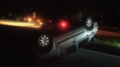 Adana’da devrilen otomobilin sürücüsü yaralandı