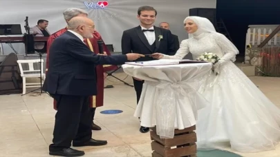 Saadet Partisi Genel Başkanı Karamollaoğlu, İzmir’de nikah şahitliği yaptı