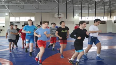 İsveçli milli güreşçiler şampiyonalara Sakarya’da hazırlanıyor