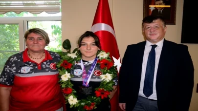 Dünya ikincisi halterci Burcu İldem Gerçekden, memleketi Aydın’da sevinçle karşılandı