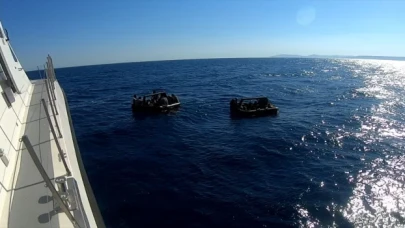 İzmir açıklarında geri itilen 75 düzensiz göçmen kurtarıldı