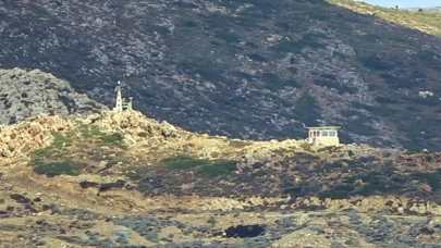 Keçi Adası’ndaki Yunan askerleri ve adaya yerleştirilen ağır silahlar görüntülendi