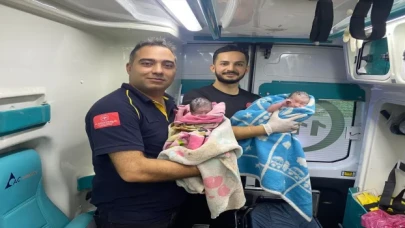 Ambulansta dünyaya getirdiği ikizlerine sağlık ekibinin ismini verdi