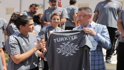 Cumhurbaşkanı Yardımcısı Oktay, Akdeniz Oyunları’na katılan Türk sporcularla buluştu