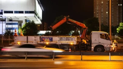 İBB’nin metrobüs hattındaki yolları yenileme çalışması dün gece başladı