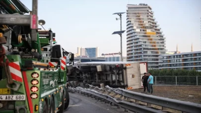 Otoyolda arızalanan İETT otobüsüne çarpan meyve yüklü kamyon devrildi
