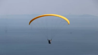 Yamaç paraşütünün mavi ve yeşili buluşturan adresi Uçmakdere’nin popülerliği artıyor