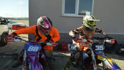 Motokrosçu kardeşler, aynı şampiyonalarda başarılı olmak için gaza basıyor