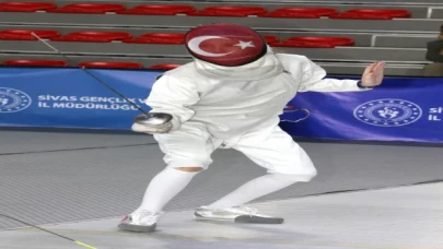 Sivas’ta düzenlenen Türkiye Eskrim Şampiyonası devam ediyor
