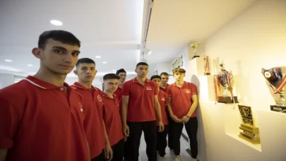 Voleybolda dünya şampiyonu olan liselilerden yazı tahtasına ”şampiyonluk” imzası