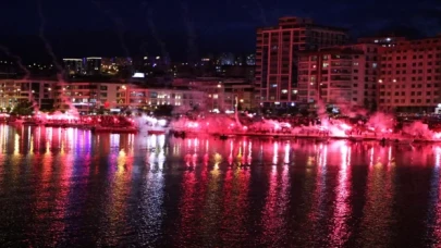 Samsunspor’un 57. kuruluş yıl dönümünü taraftarlar meşale gösterisiyle kutladı