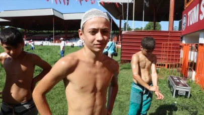 Başında iki dikiş ile meydana çıkan güreşçi rakibini saniyeler içerisinde yendi