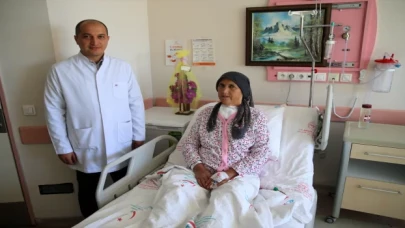 Malatya’da yaşlı kadının boynundan 1 kilogramlık guatr kitlesi çıkarıldı