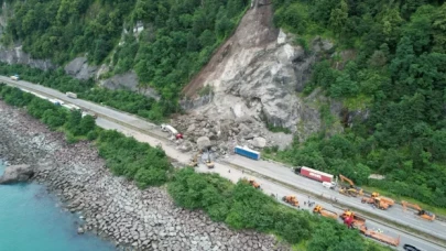 Artvin’de kara yolundaki tırların üzerine kaya düşmesi sonucu 1 kişi öldü