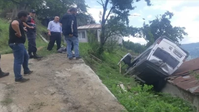 Cenazeye gidenleri taşıyan minibüsün evin çatısına devrildiği kazada 7 kişi yaralandı