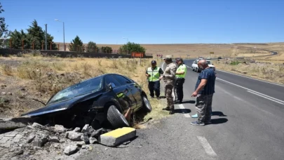 Şanlıurfa’da devrilen otomobildeki 3 kişi yaralandı