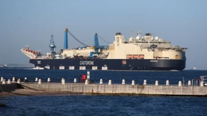 Derin denizde boru indirme işlemi yapacak gemi Çanakkale Boğazı’ndan geçti