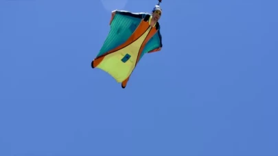 Fransız sporcu Julien Millot kayalıkların arasından yarasa atlayışı yaptı