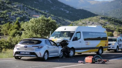 Antalya’da minibüs ile  otomobilin çarpıştığı kazada 9 kişi yaralandı