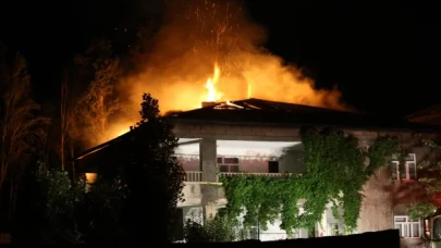 Muş’ta 2 katlı binanın çatısında çıkan yangın kontrol altına alındı