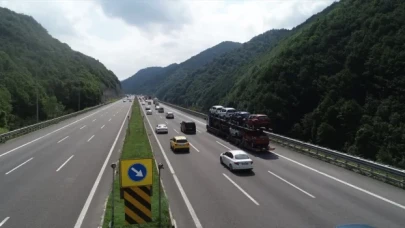 Anadolu Otoyolu’nun Düzce ve Bolu kesiminde bayram trafiği devam ediyor