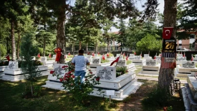 Bursa ve Eskişehir’de bayram arifesinde şehitlikler ziyaret edildi