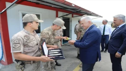 AK Parti Genel Başkanvekili Yıldırım, uygulama noktasında görevli ekiplerle bayramlaştı