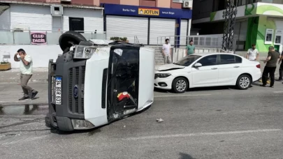 İstanbul’da devrilen kamyonetin sürücüsü yaralandı