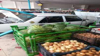 Aydın’da kontrolden çıkan otomobil markete girdi