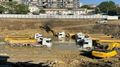 Bağcılar’da sağanakta su altında kalan 15 iş aracını kurtarma çalışmaları sürüyor