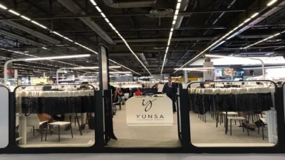Yünsa sonbaharkış 20232024 koleksiyonunu Paris’te tanıttı