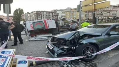Ankara’da otomobil ile ambulansın çarpışması sonucu 3 kişi hafif yaralandı