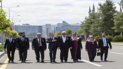 Cumhurbaşkanı Yardımcısı Oktay, 15 Temmuz Anıtı’na çelenk bıraktı