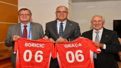 TVF Başkanı Üstündağ, FIVB ve CEV başkanlarına forma hediye etti