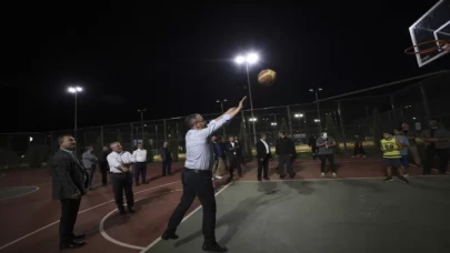 Bakan Kasapoğlu, Çorum’da gençlerle basketbol oynadı