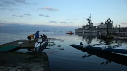 İzmit Körfezi’nde kürek çekerek stres atıyorlar