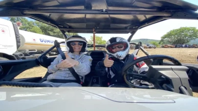 Offroad tutkunu kadın pilotlar pistlerin tozunu attırıyor