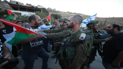 Filistinliler Yahudi yerleşimcilerin Batı Şeria’da ”gecekondu yerleşim” inşasını protesto etti