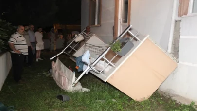Kocaeli’de 3 katlı binanın balkonu çöktü