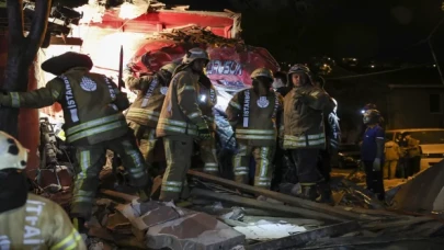 Sarıyer’de kamyon gecekondunun üzerine düştü, 4 kişi yaralandı