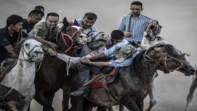 Kırgız Türkleri, ata yadigarı ”Kökbörü”yü dört nala geleceğe taşıyor