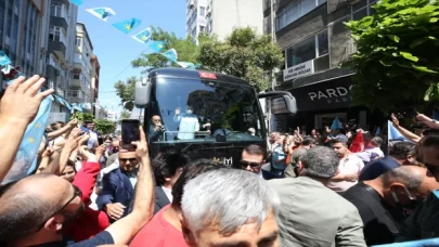 İYİ Parti Genel Başkanı Akşener, Balıkesir’de esnaf ve vatandaşlarla buluştu