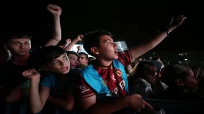 Trabzonspor taraftarları, Süper Kupa maçını dev ekrandan takip etti