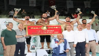 Denizli Yağlı Güreşleri’nde Orhan Okulu başpehlivan oldu