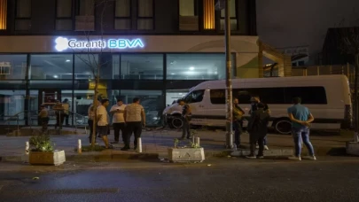 Servis minibüsü banka şubesinin camından içeri girdi